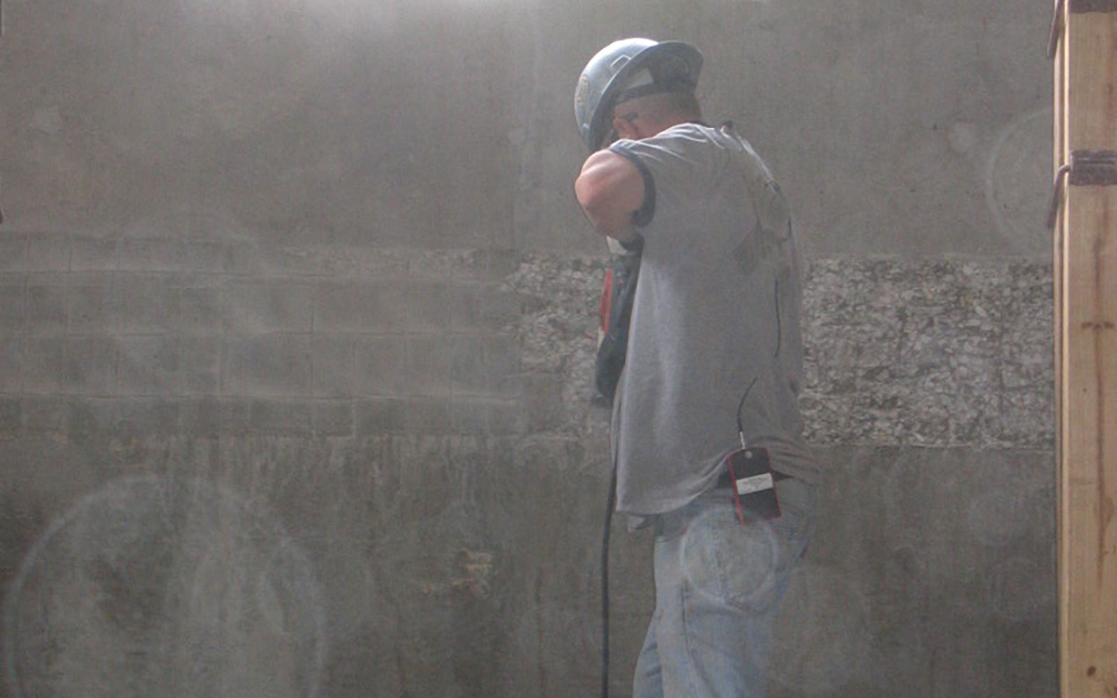 Photo of man in hard hat
