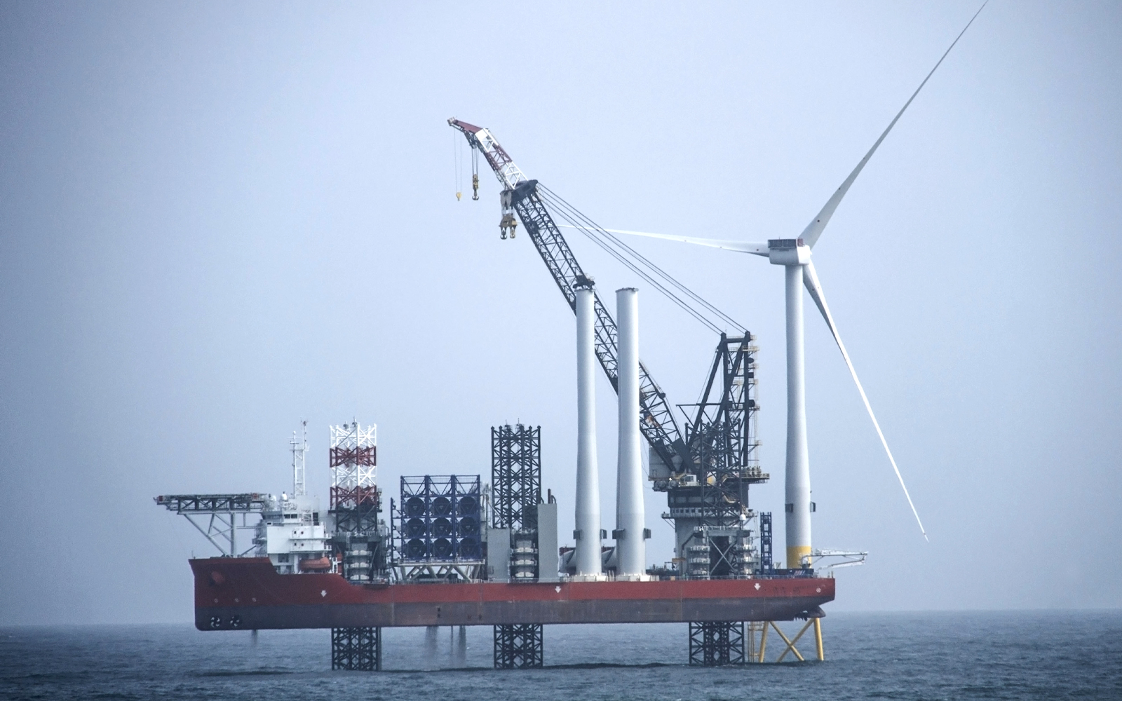 photo of an offshore wind emission rig