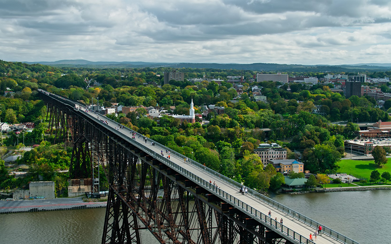 Bridge in New York with pedestrians