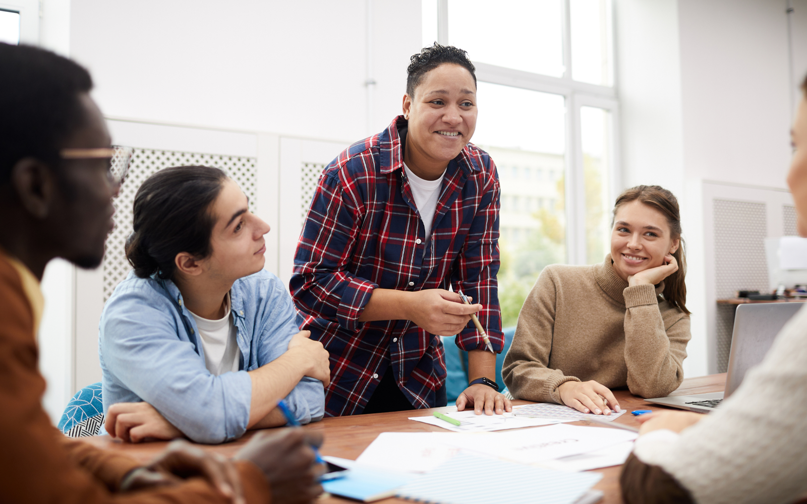 Group of people having a discussion at a table.